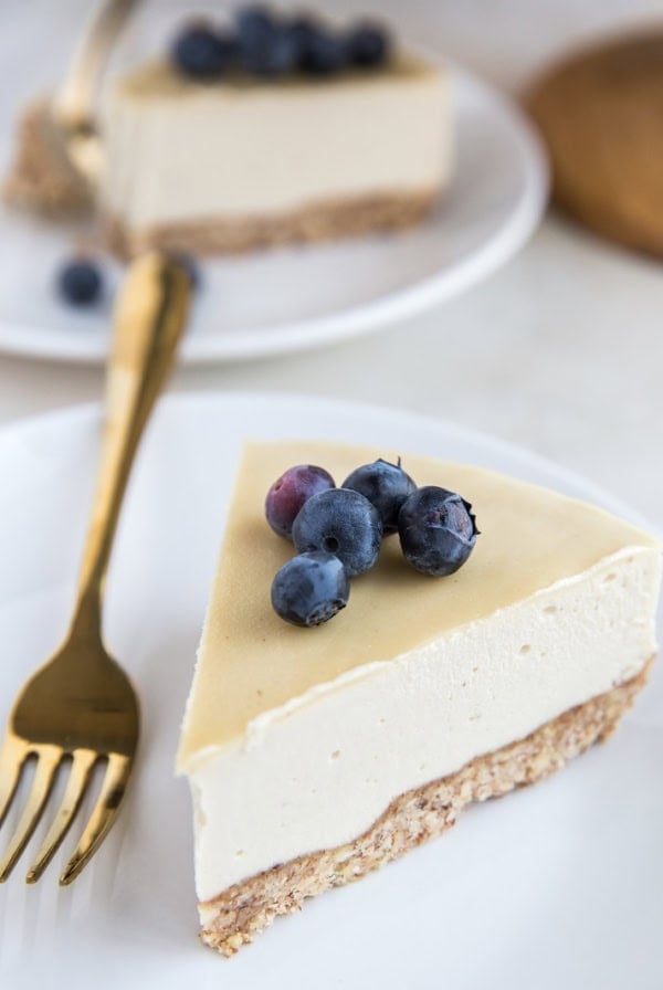 Dairy-Free Low-Carb Cheesecake - a sugar-free cheesecake recipe. No-bake, grain-free, keto friendly and delicious