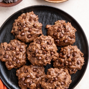 Black plate of chocolate peanut butter cookies