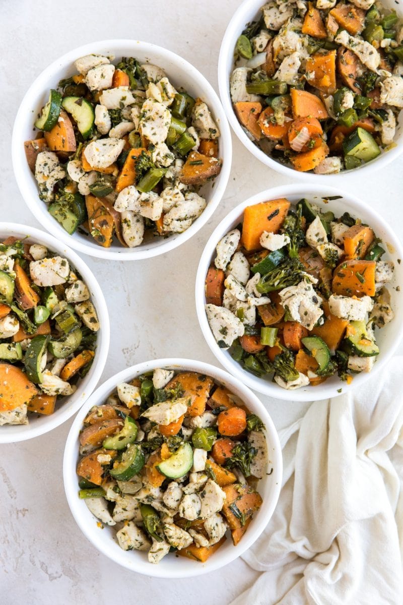 5 large meal prep bowls full of chicken and vegetables.