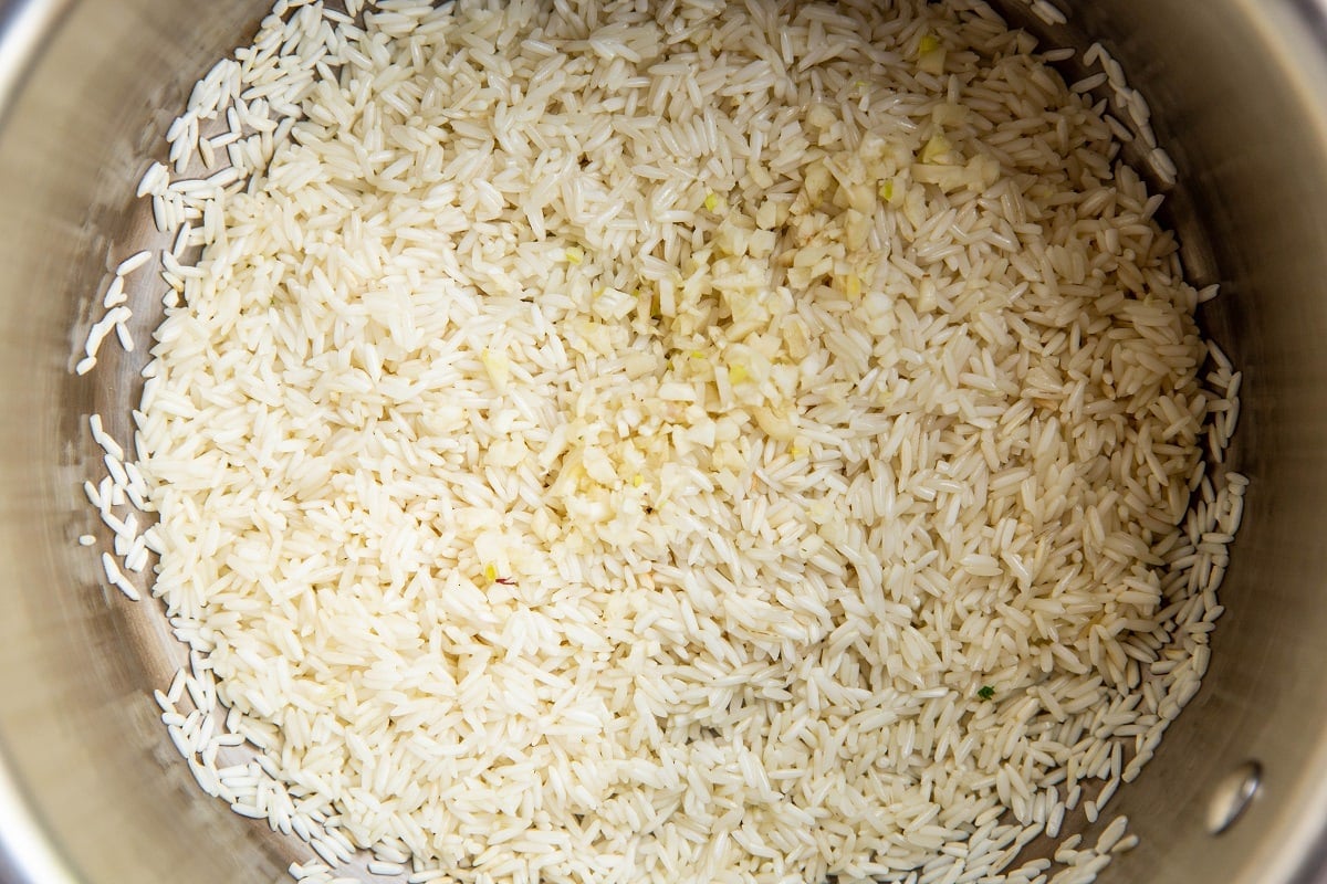 Garlic and white rice in a saucepan.
